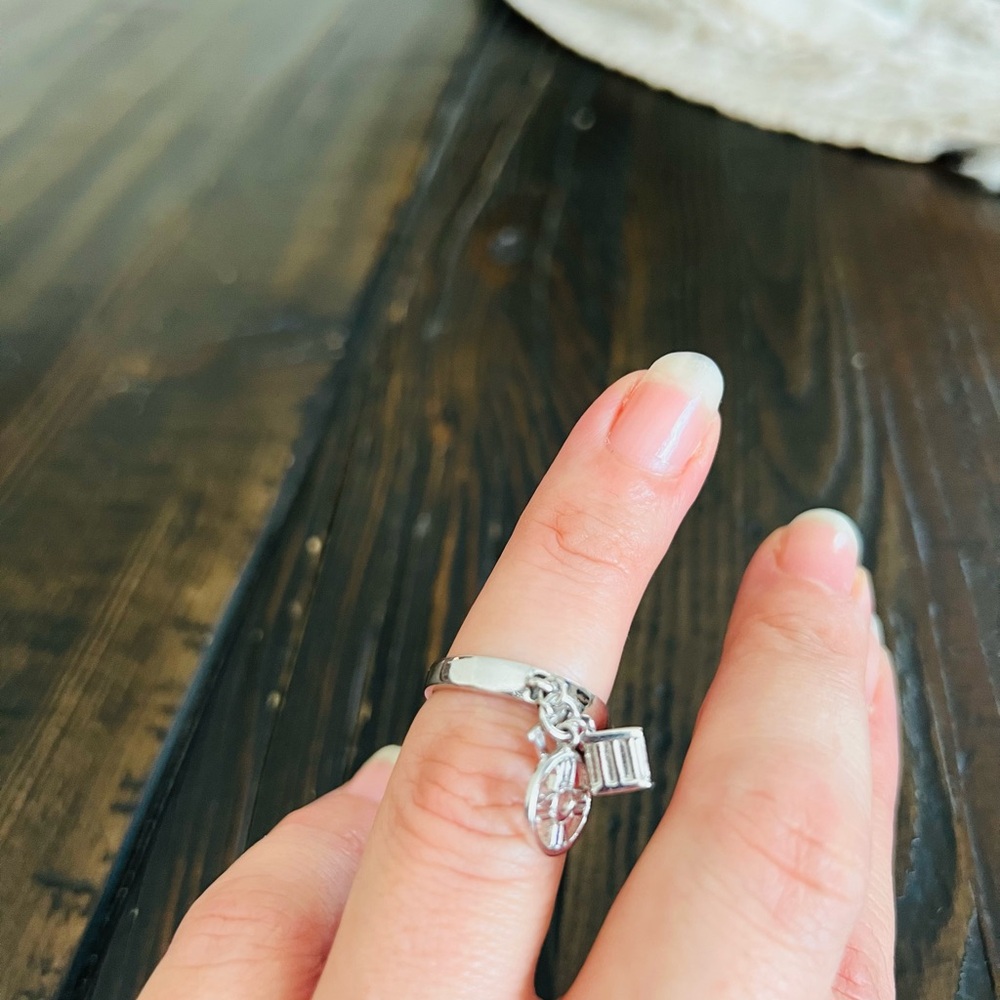 Elegant Silver Charm ring - Picture 2 of 3